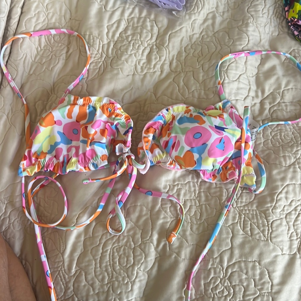 Bikini top floral size S used ( not sure how straps goes ) in great condition